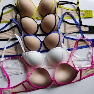 Gros plan de soutiens-gorge push-up sans couture en cinq coloris avec bandes en tulle