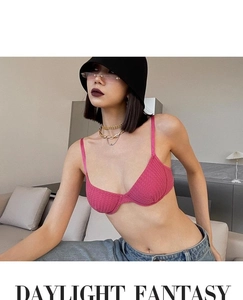Gros plan du soutien-gorge rose texturé avec armatures et fines bretelles