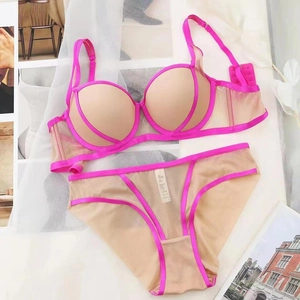 Détail d'un ensemble de lingerie en mesh transparent avec liseré rose et dentelle