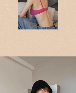 Détail de la brassière dos nu rose avec texture nid d'abeille et chapeau noir en laine