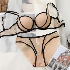 Vue détaillée d'un ensemble lingerie beige et noir montrant le tissu maille et bretelles