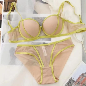 Détail d'un ensemble de lingerie nude avec bordure vert fluo et panneaux en mesh respirant