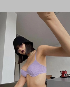 Détail d'un soutien-gorge en maille côtelée violette avec de fines bretelles