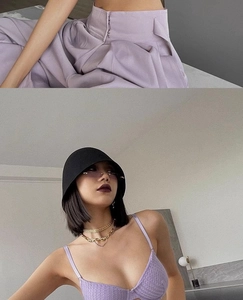 Détail d'un soutien-gorge push-up violet texturé avec colliers dorés et bob noir élégant