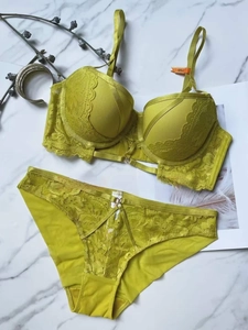 Dettaglio del set di lingerie in pizzo verde lime con reggiseno push-up e slip abbinati