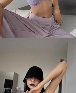 Détail d'un soutien-gorge violet à col en V profond avec pantalon assorti et bob noir