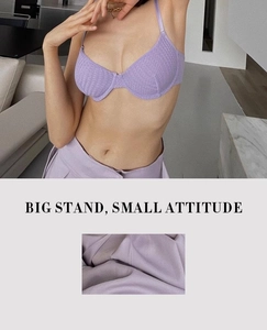 Vue détaillée du soutien-gorge lavande avec tissu tricoté texturé et armature de soutien