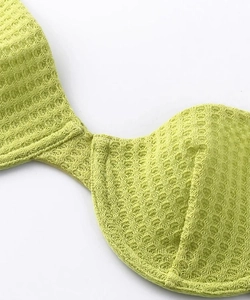 Détail macro du soutien-gorge vert en maille gaufrée avec texture et armature