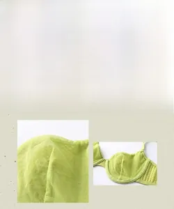 Détail du tissu mesh respirant vert clair et de la texture délicate sur un soutien-gorge