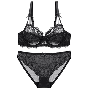 Détail d'un ensemble de lingerie en dentelle noire avec bonnets à armatures