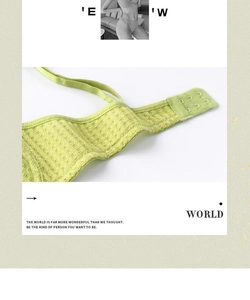 Détail du soutien-gorge en dentelle vert avec fermeture à trois rangées au dos