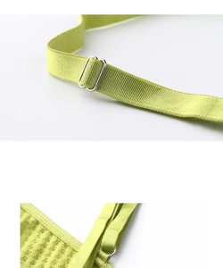 Détail de la bretelle réglable et du tissu à texture gaufrée sur soutien-gorge vert