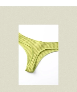 Vue détaillée de la maille côtelée vert clair et du tissu doux du string pour femme