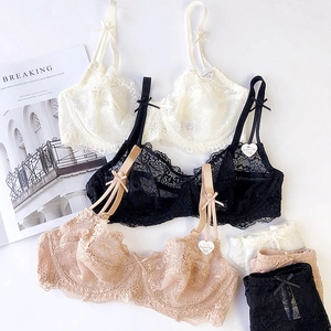 Gros plan détaillé des ensembles de lingerie en dentelle avec nœuds en satin et broderies