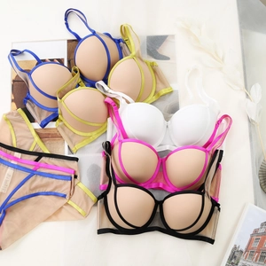 Contrast push-up lingerieset met mesh en levendige biezen in meerdere kleuren