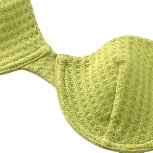 Gros plan d'un soutien-gorge vert tilleul à texture gaufrée avec armature et coutures