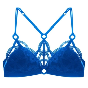Dettaglio reggiseno in pizzo blu elettrico con ricamo in rete e maglie ad anello metallico
