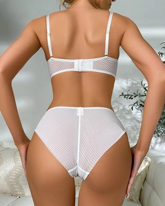 Vue arrière d'un ensemble de lingerie blanche avec soutien-gorge en résille et culotte