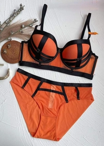 Détail du haut contraste orange et noir de l'ensemble lingerie avec étiquette 75B