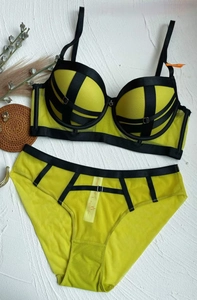 Ensemble lingerie en maille jaune et noir avec bretelles géométriques et dentelle fine