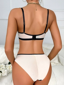Vue détaillée du dos d'un ensemble de lingerie en dentelle avec bretelles et agrafage double
