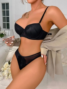 Détails de l'ensemble de lingerie en dentelle noire avec bonnets en satin et broderie florale