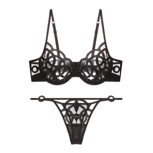 Sexy zwarte kanten lingerieset met mesh borduursels en beugelcups in minimalistische stijl