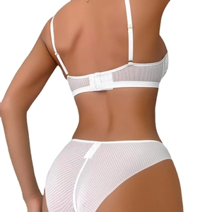 Ensemble de lingerie en maille côtelée blanche avec fines bretelles sur mannequin