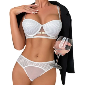 Ensemble de lingerie en dentelle résille blanche avec boucles dorées et culotte