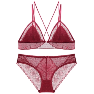 Completo intimo in pizzo rosso scuro con coppe a triangolo e delicati ricami floreali