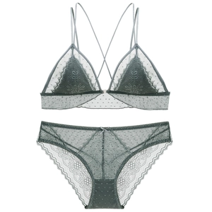 Dettaglio ravvicinato del set intimo in pizzo verde scuro con reggiseno a triangolo