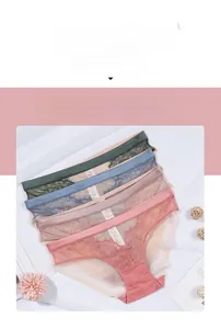Vue détaillée de la dentelle florale et du mesh sur cet ensemble de culottes