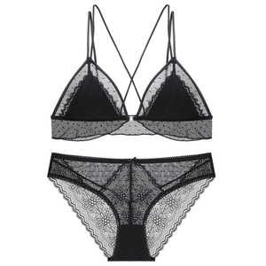 Dettaglio del set lingerie in pizzo nero con coppe a triangolo e ricami floreali fini