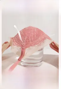 Test de respirabilité visuel du soutien-gorge en dentelle rose avec bonnet coton
