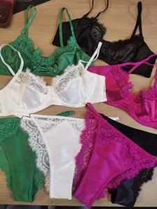 Détails à plat d'ensembles de lingerie en dentelle avec soutiens-gorge à armatures en 4 coloris