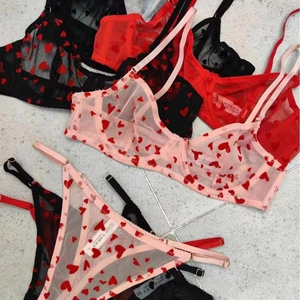 Détails de l'ensemble lingerie en dentelle avec motifs cœur et texture résille