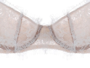 Détail macro de la dentelle de cils blanche et de l'armature sur ce soutien-gorge chic