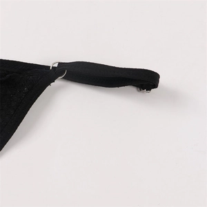 Détail de string noir sexy avec anneau métallique et sangle réglable sur tissu maille