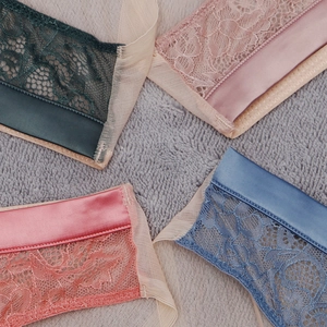 Vue détaillée de culottes en dentelle française et satin de soie en plusieurs couleurs