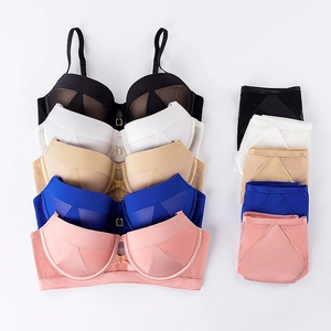 Détail à plat d'un ensemble de soutiens-gorge en résille et culottes en cinq couleurs
