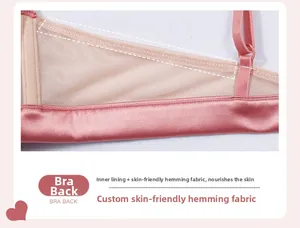Détail macro de l'aile arrière du soutien-gorge en dentelle rose avec satin soyeux