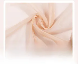 Gros plan sur le tissu en maille rose clair respirant avec texture douce transparente