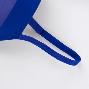 Détail de la bretelle de soutien-gorge bleu roi avec coutures en zigzag et boucle