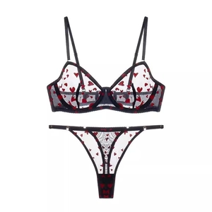 Ensemble de lingerie en dentelle avec bralette en résille à cœurs et string assorti