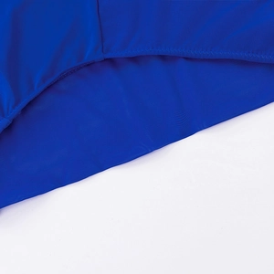Détail macro du tissu en maille bleu roi et tissu extensible sans couture avec couture zigzag