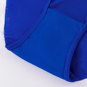 Détail de la couture en maille bleu roi et des coutures plates sur culotte sans couture