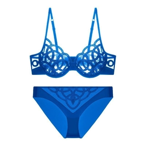 Lingerieset van kant in donkerblauw met geometrisch borduursel en transparantie