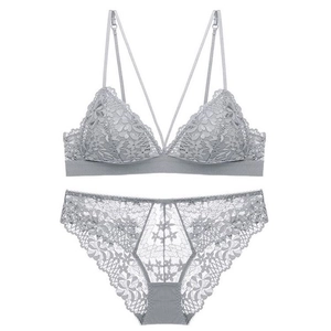 Ensemble lingerie en dentelle grise avec bonnets triangles sexy et bretelles fines
