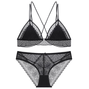Completo intimo in pizzo nero stile francese con coppe a triangolo e schiena incrociata
