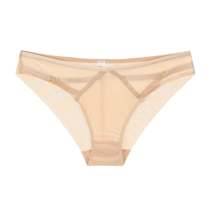 Détail de string en maille beige avec lanières croisées et boucles dorées pour femme